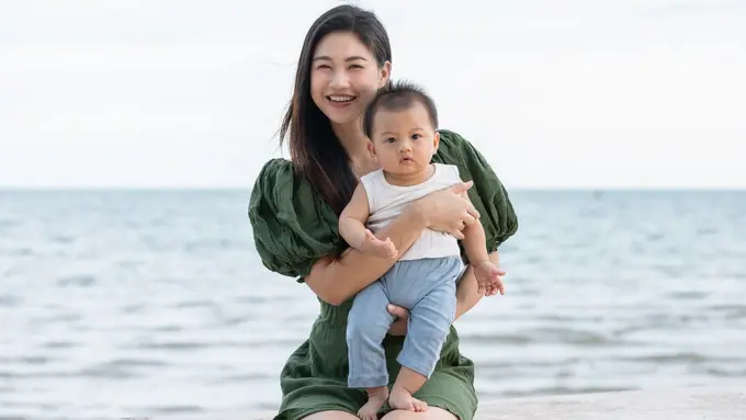 ilustrasi perempuan bersama bayinya sedang berlibur