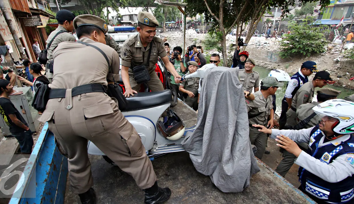 Petugas Dishub mengangkut kendaraan roda dua dalam operasi penertiban parkir liar di Jakarta, Jumat (23/10/2015). Meskipun informasi penertiban diduga telah bocor, ratusan kendaraan yang parkir liar tetap ditertibkan. (Liputan6.com/Immanuel Antonius)