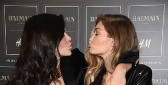 Dua supermodel cantik, Kendall dan Gigi memang selalu kompak di berbagai kesempatan. Tak khayal mereka sulit di pisahkan ketika di belakang panggung runaway. (AFP/Bintang.com)