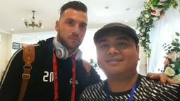 Jurnalis Bola.com, Reza Khomaini, selfie bersama striker Persija Jakarta, Marko Simic, di Hotel Saigon Kimlien, Vietnam, Selasa (6/3/2018). Persija melakoni laga Piala AFC melawan Song Lam Nghe An. (Bola.com/Reza Khomaini)