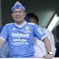 Gubernur Jawa Barat, Ridwan Kamil, saat menyaksikan laga Persib Bandung melawan Persija Jakarta pada laga Liga 1 di Stadion GBLA, Jawa Barat, Minggu (23/9/2018). Persib menang 3-2 atas Persija. (Bola.com/M Iqbal Ichsan)