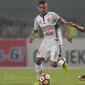 Pemain Persija Jakarta, Pandi Lestaluhu (kanan) berebut bola dengan pemain PS TNI, Abduh Lestaluhu pada laga Liga 1 2017 di Stadion Patriot Bekasi, Sabtu (29/9/2017). Persija menang 4-1. (Bola.com/Nicklas Hanoatubun)