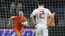 Gelandang Belanda, Arjen Robben, merayakan gol yang dicetaknya ke gawang Belarusia pada laga kualifikasi Piala Dunia 2018 di Stadion Borisov Arena, Borisov, Sabtu (7/10/2017). Belarusia kalah 1-3 dari Belanda. (AP/Sergei Grits)