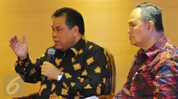 Ketua MK Arief Hidayat (kiri) saat menjadi pembicara dalam acara CEO Gathering APINDO di Jakarta, Senin (27/2). Dialog tersebut membahas peran MK dalam menjamin kepastian hukum di Indonesia dan implikasinya dalam dunia usaha. (Liputan6.com/Angga Yuniar)