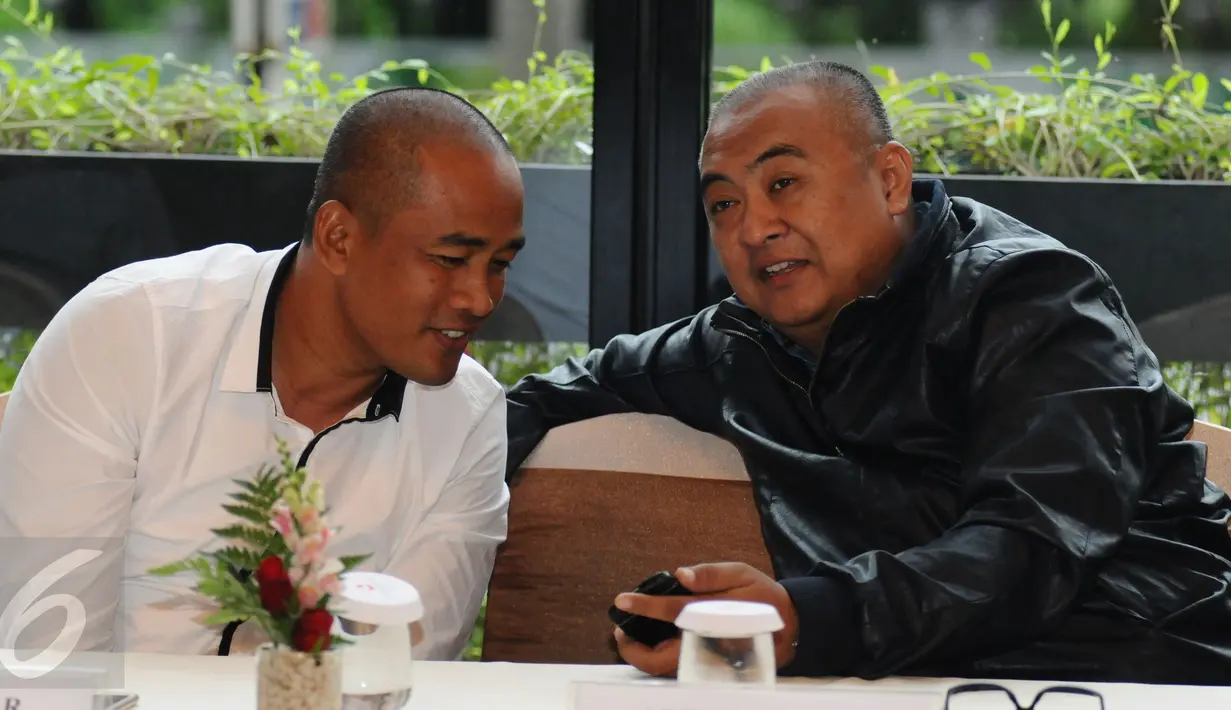 Direktur Operasional Mitra Kukar, Suwanto (kiri) berbincang dengan General Manager Arema Cronus, Rudi Widodo usai memberikan keterangan dalam jumpa pers semifinal Piala Jenderal Sudirman di Jakarta, Senin (4/1/2016). (Liputan6.com/Helmi Fithriansyah)