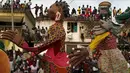 Boneka - boneka berukuran besar turun ke jalan untuk mengikuti parade Popo (topeng) dalam karnaval Bonoua , di timur Abidjan, Pantai Gading, (9/4). (REUTERS / Luc Gnago)