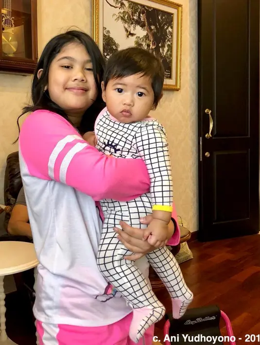 Rambut kakak Aira sudah tebal, rambut baby G belum, 4 November 2018. (Liputan6.com/IG/@aniyudhoyono)