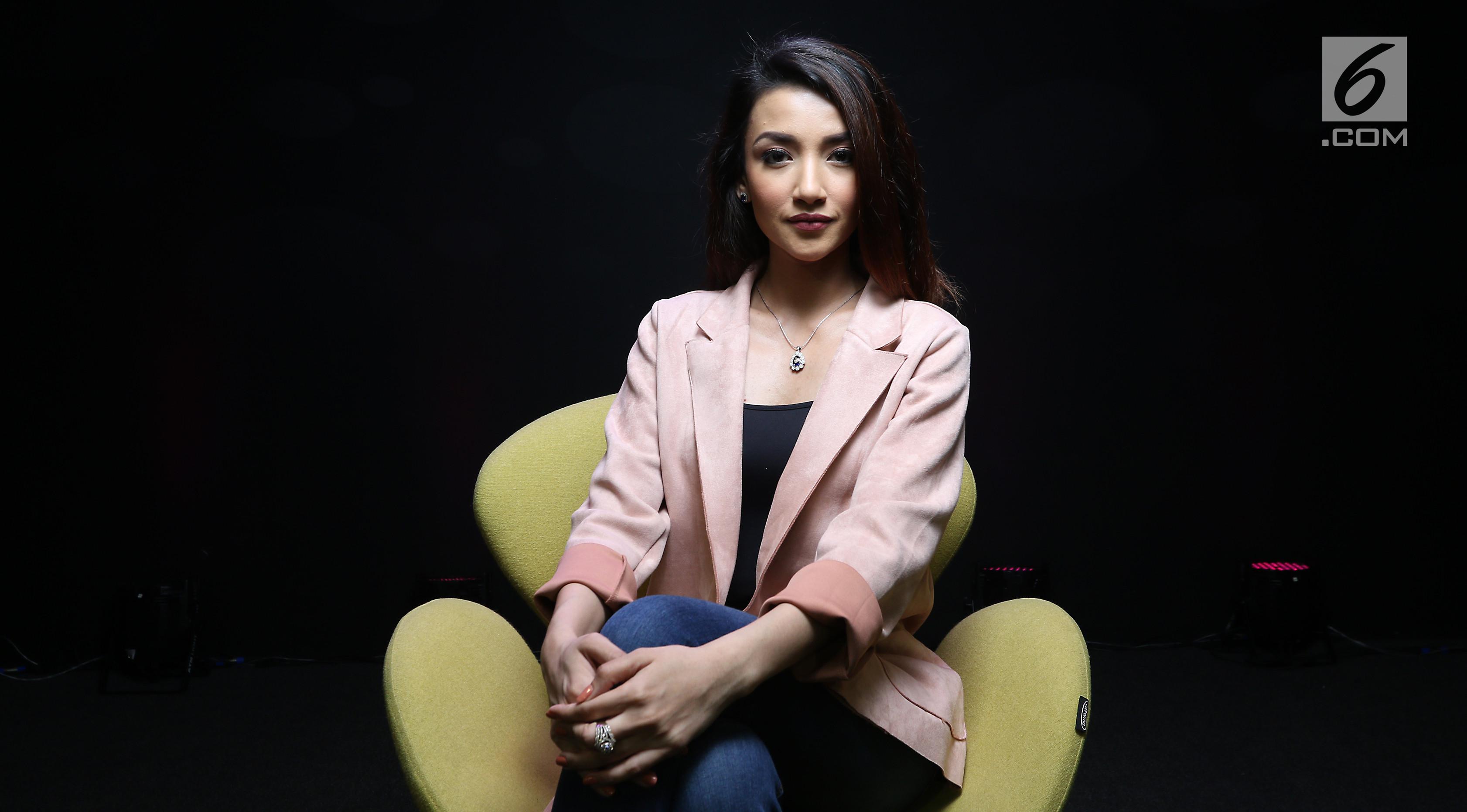 Aktris Tsania Marwa saat menjadi bintang tamu dalam acara Dear Haters di Liputan6.com, SCTV Tower, Jakarta, Senin (28/8). (Liputan6.com/Fatkhur Rozaq)