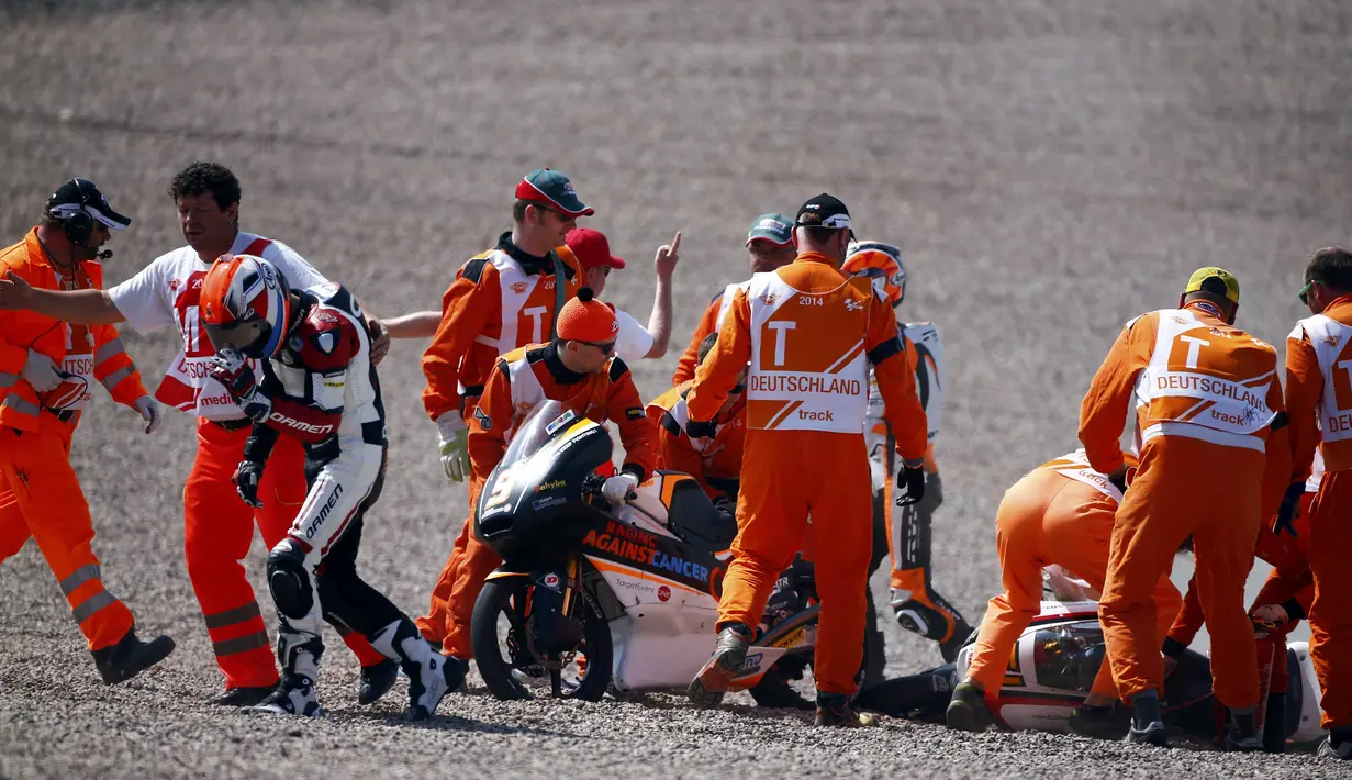Bryan Schouten dan Scott Deroue terpaksa ditarik keluar lintasan akibat terlibat perkelahian usai keduanya saling bertabrakan, Jerman, Minggu (13/7/14). (REUTERS/Thomas Peter)