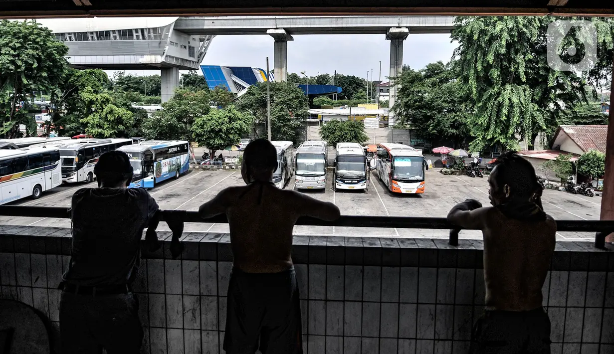 Sejumlah sopir istirahat di lantai atas Terminal Kampung Rambutan, Jakarta, Kamis (12/11/2020). Kepala Terminal Kampung Rambutan Made Joni menyatakan proyek revitalisasi yang rencananya tahun ini terpaksa batal karena pengalihan anggaran untuk penanganan COVID-19. (merdeka.com/Iqbal Septian Nugroho)