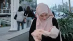 Larissa Chou masih merahasiakan wajah Baby Alesha hingga kini. Resmi jadi ibu dua anak di usia 28 tahun, kebahagiaan terpancar jelas di wajah saudara ipar Nadya Mustika Rahayu ini. Ibu dan anak bayi perempuannya ini selaras dengan busana nuansa merah muda, Larissa Chou pakai hijab warna merah muda, sementara Baby Alesha dengan selimut merah mudanya. (Liputan6.com/IG/@larissachou)