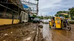 Jalan tampak tertutup lumpur dan sampah usai hujan deras yang dibawa Topan Goni memicu terjadinya banjir di Provinsi Batangas, Filipina, 2 November 2020. Hingga 2 November 2020, jumlah korban jiwa akibat Topan Goni yang melanda bagian selatan Luzon bertambah menjadi 16 orang. (Xinhua/Rouelle Umali)
