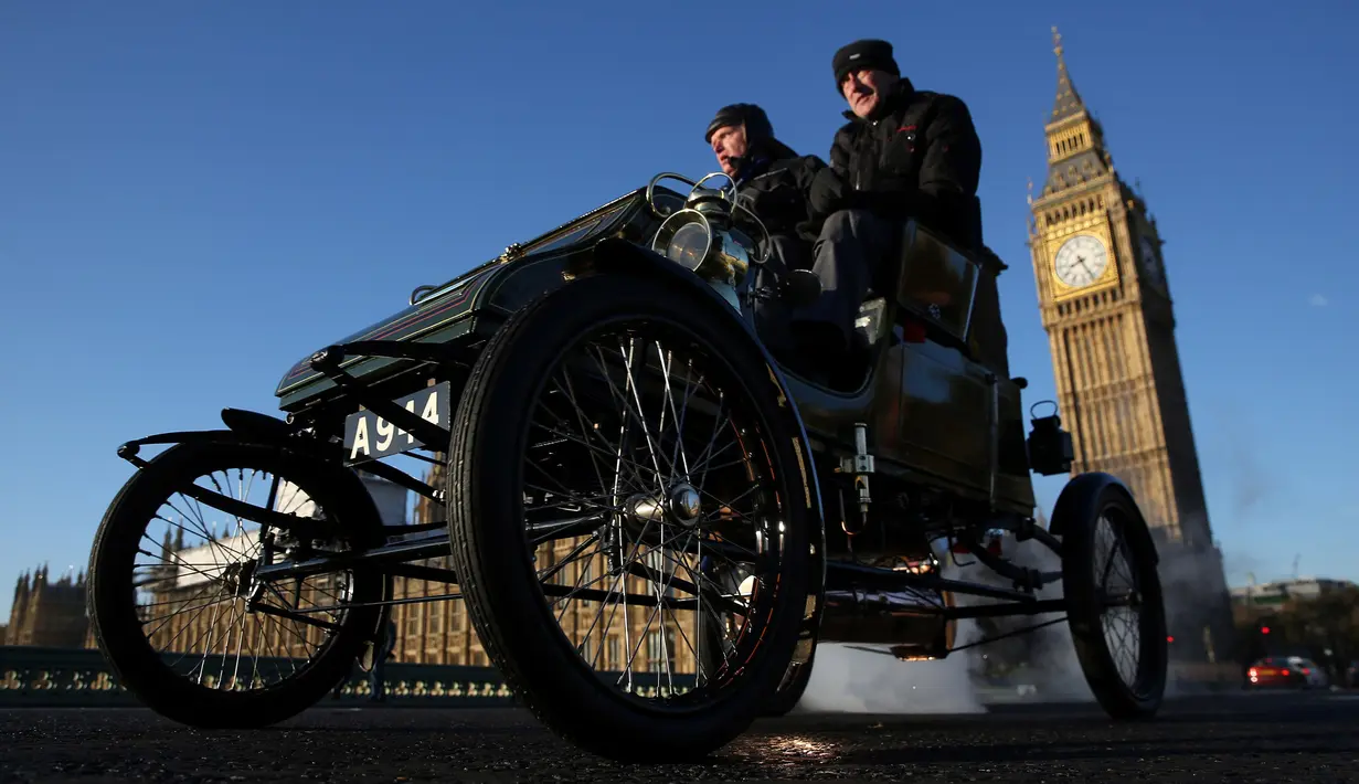 Peserta mengendarai mobil klasiknya melintasi Jembatan Westminster saat mengikuti tur tahunan dengan mobil veteran dari London ke Brighton di London, Inggris (6/11). Lebih dari 400 mobil klasik ikut memeriahkan acara tahunan ini. (Reuters/Neil Balai)