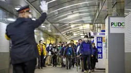 J-Alert merupakan sistem peringatan dini yang dikirim oleh pemerintah Jepang ke penduduk setempat untuk segera melakukan evakuasi. (Takashi Aoyama/POOL/AFP)