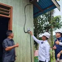 Upaya pemerintah dalam membawa listrik ke daerah 3T. (c) Kementerian ESDM