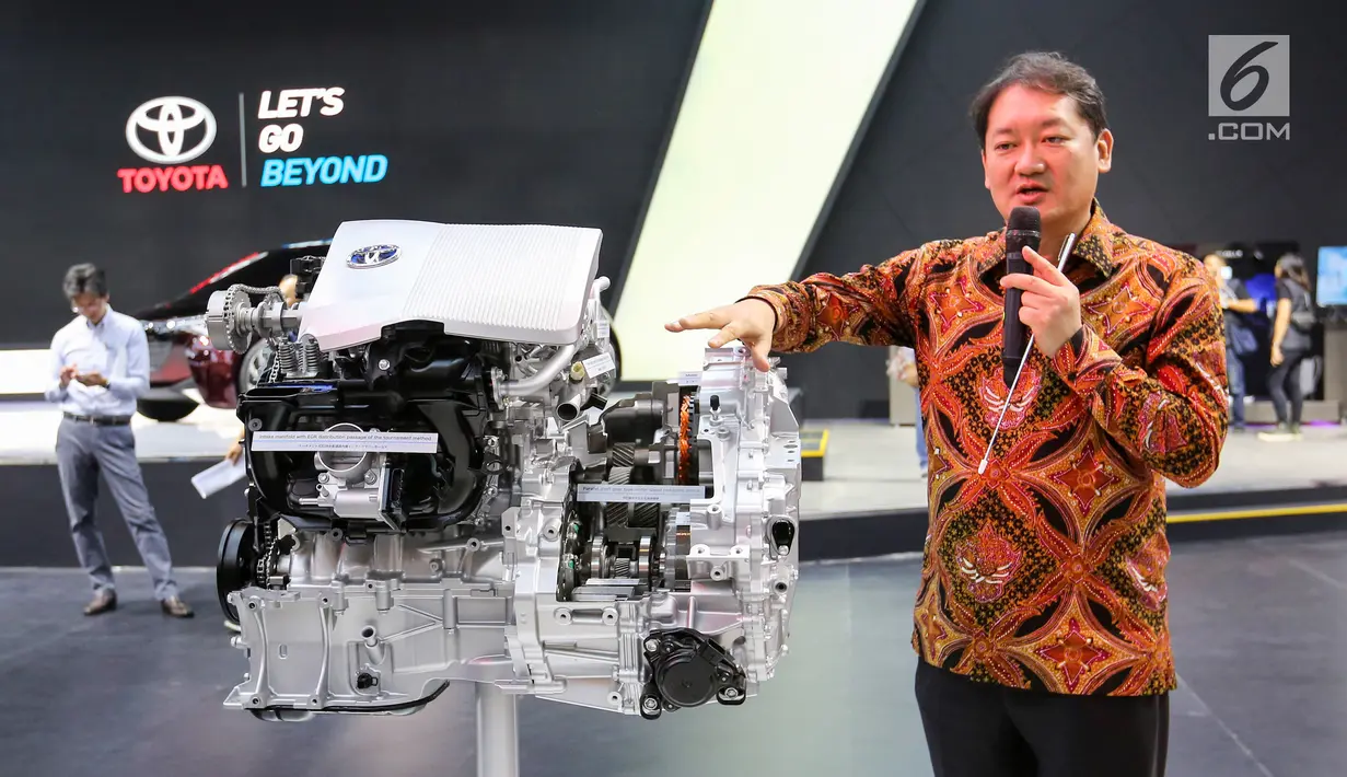 Senior Manager Coodinator Toyota Daihatsu Engineering and Manufacturing (TDEM) Daisuke Itaga menjelaskan kerja mesin mobil hybrid electric vehicle (HEV) Toyota Prius Gen-4 X-Ray cut body yang dipamerkan dalam GIIAS 2019 di ICE BSD, Tangerang, Jumat (19/9/2019). (Liputan6.com/Ferbian Pradolo)