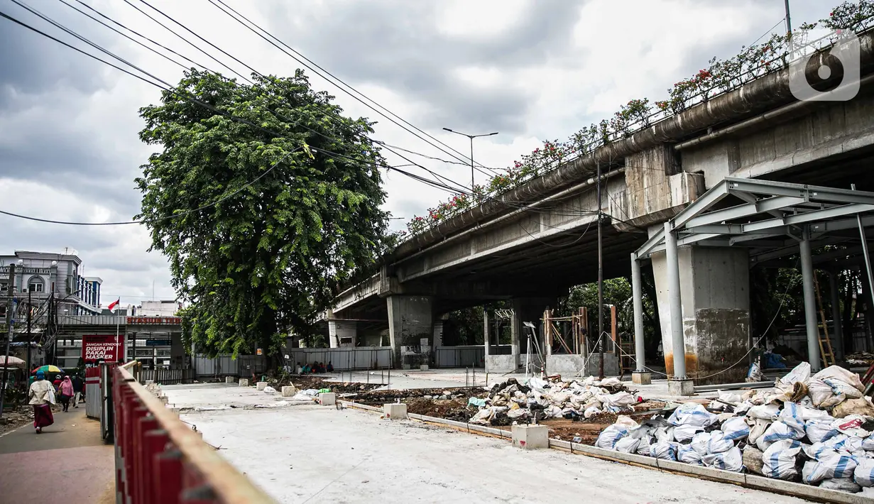 Suasana area proyek penataan Stasiun Tebet, Jakarta, Senin (28/12/2020). Sejumlah fasilitas tambahan yang akan dibangun dalam proses penataan tersebut seperti shelter ojek daring dan juga ada kolam resapan air untuk penanggulangan genangan saat hujan. (Liputan6.com/Faizal Fanani)