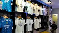 Bobotoh membeli jersey baru Persib Bandung di Persib Store yang akan digunakan musim depan. (Bola.com/Erwin Snaz)