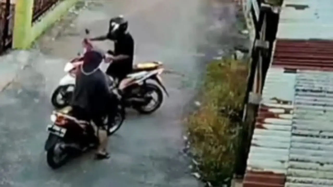 Potongan video rekaman CCTV saat seorang pria menghalangi bidan dan melakukan pelecehan seksual.