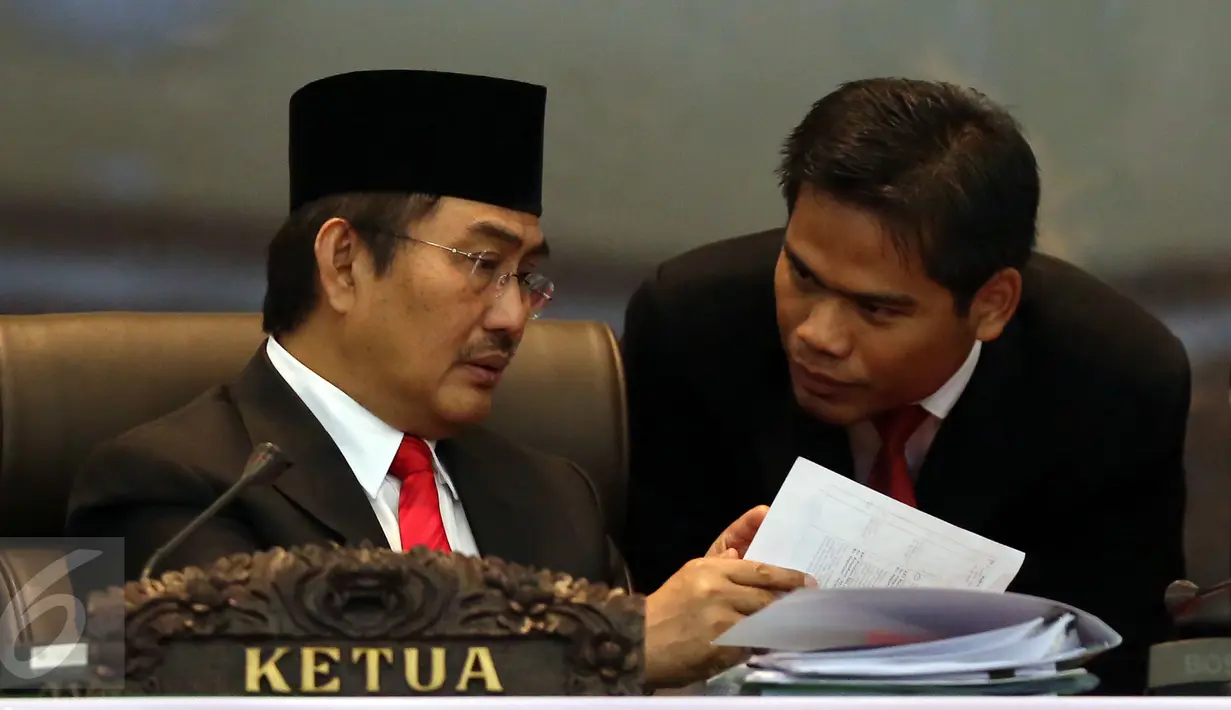 Ketua DKPP, Jimly Asshiddiqie memimpin sidang kode etik penyelenggaraan Pilkada DKI 2017 di gedung Nusantara IV DPR, Senayan, Jakarta, Kamis (30/3). Sidang kode etik dimulai dengan teradu Ketua KPU DKI, Sumarno. (Liputan6.com/Johan Tallo)