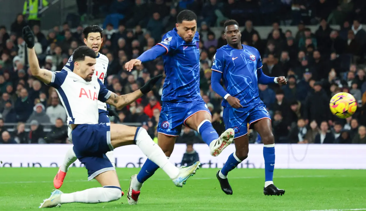 The Blues tertinggal 2-0 setelah hanya 11 menit saat Dominic Solanke dan Dejan Kulusevski mencetak gol, sebelum Jadon Sancho memperkecil ketertinggalan dengan penyelesaian akhir yang bagus. (AP Photo/Ian Walton)