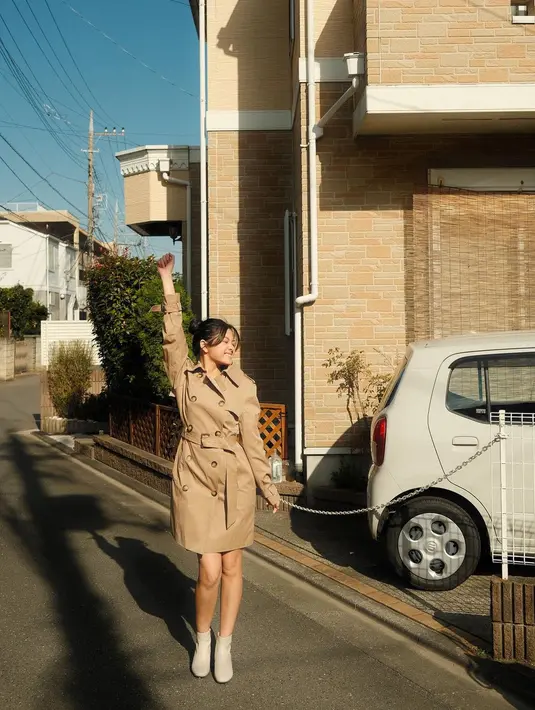 Trench dress dan sepatu boots juga jadi kombinasi sempurna untuk up level gaya liburan kamu. [@yorikooangln_]
