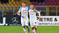 Pemain Napoli Giovanni Di Lorenzo (kiri) merayakan dengan rekan setimnya Giacomo Raspadori setelah mencetak gol ke gawang Lecce pada pertandingan sepak bola Serie A Liga Italia di Stadion Via del Mare, Lecce, Italia, Jumat (7/4/2023). (Giovanni Evangelista/LaPresse via AP)