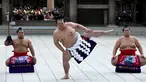 Pegulat sumo Kisenosato memimpin upacara mengentakkan kaki di Kuil Shinto Meiji Shrine, Tokyo, Selasa (9/1). Acara tradisional yang merupakan ritual Shinto ini menjadi bagian dari perayaan Tahun Baru tahunan di kuil tersebut. (Toshifumi KITAMURA/AFP)