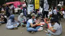 Pengunjung menikmati makan sambil lesehan jelang Closing Ceremony Asian Games 2018 di kawasan Gelora Bung Karno, Jakarta, Minggu (2/9). Mereka mengisi perut sebelum Closing Ceremony. (Liputan6.com/Fery Pradolo)