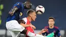 Pemain MU, Eric Bailly (kiri), berduel dengan pemain Feyenoord, Nicolai Jorgensen, pada matchday pertama Grup A Liga Europa, di Stadion Feijenoord, Rotterdam, Jumat (16/9/2016) dini hari WIB. (AFP/ANP/Emmanuel Dunand/Netherlands OUT)