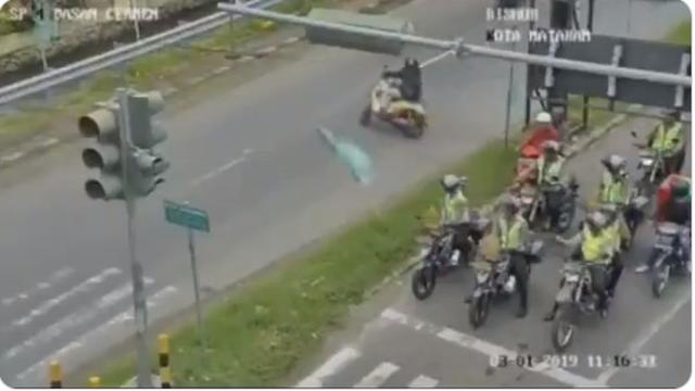 Polisi Tidak Menegur, Video Pengendara Langgar Aturan saat Berhenti di Lalu Lintas Ini Viral