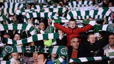 Fans Celtic membentangkan slayer sambil menyanyikan lagu "You'll Never Walk Alone" saat timnya bermain imbang 3-3 dengan Manchester City pada laga Grup C Liga Champion di Celtic Park stadium, Glasgow, Kamis (29/9/2016)dini hari WIB. (AFP/Oli Scarf)