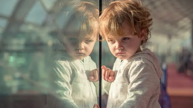 Anak lelaki dengan wajah muram