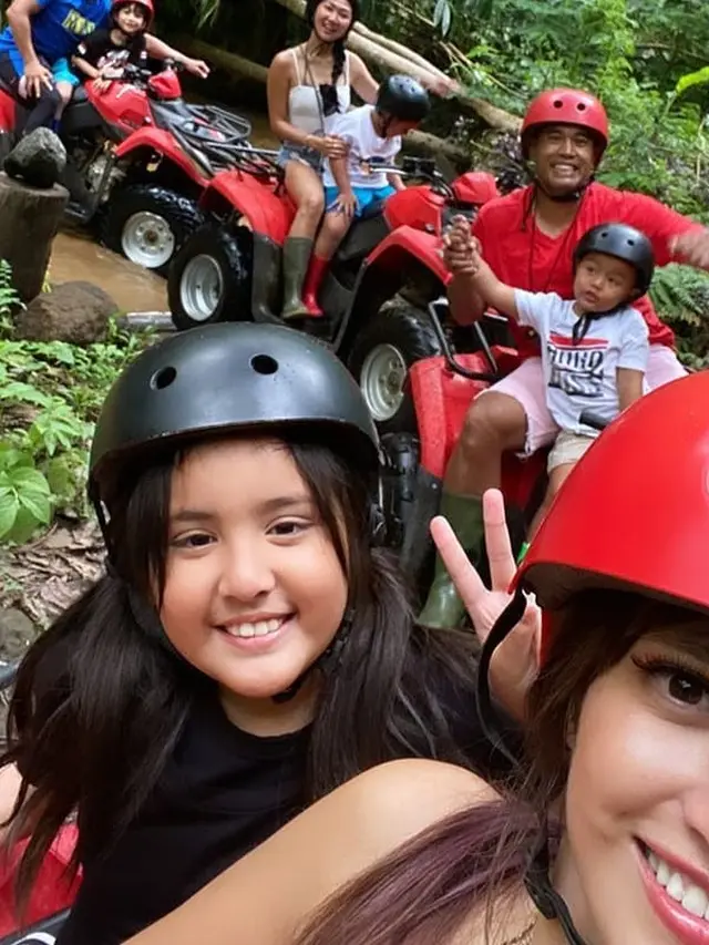 7 Potret Liburan Nia Ramadhani di Bali, Jajal Main Paralayang
