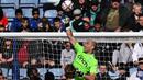 Vicente Guaita. Sejak kedatangannya di Crystal Palace pada awal musim 2018/2019, kiper asal Spanyol yang kini berusia 36 tahun yang awalnya mengenakan jersey bernomor 31 ini langsung menggeser posisi Wayne Hennessey sebagai kiper utama yang saat itu mengenakan jersey bernomor 13. Hingga akhirnya sejak musim 2021/2022 Vicente Guaita mengambil alih nomor punggung 13 milik Wayne Hennessey saat sang pemain memutuskan hijrah ke Burnley. (AFP/Ben Stansall)