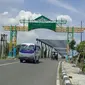 Gapura selamat datang perbatasan Cirebon Jawa Barat dan Brebes Jawa Tengah via jalur alternatif. Foto (Liputan6.com / Panji Prayitno)