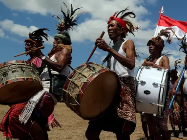 Warga menggebuk drum dalam upacara penyambutan peresmian bantuan bedah rumah di Desa Oebelo, Kupang, NTT, Selasa (14/8). Upacara penyambutan tersebut diwarnai dengan tarian-tarian menggunakan alat musik baba khas daerah itu. (Liputan6.com/Johan Tallo)