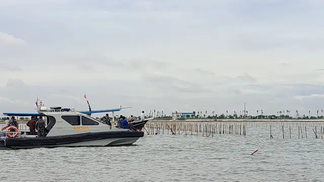 Sebanyak 600 nelayan di Pantai Utara (Pantura) Kabupaten Tangerang, dan jajaran TNI Angkatan Laut (AL), akhirnya mencabut pagar laut di laut Pantura, di Tanjung Pasir, Kecamatan Teluknaga, Kabupaten Tangerang, Sabtu (18/1/2025).