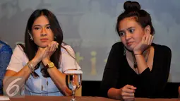 Dian Sastro (kiri) dan Ayushita Nugroho saat menghadiri konferensi pers film Kartini di XXI Jakarta Theater, Jakarta, Kamis (14/7). Rencananya film Kartini akan tayang di bioskop pada April 2017. (Liputan6.com/Gempur M Surya)