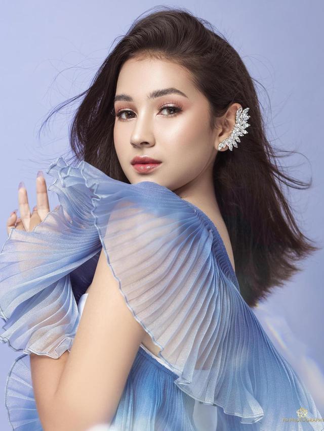 6 Gaya Pemotretan Terbaru Sandrinna Michelle, Tampil Anggun dengan Gaun Biru