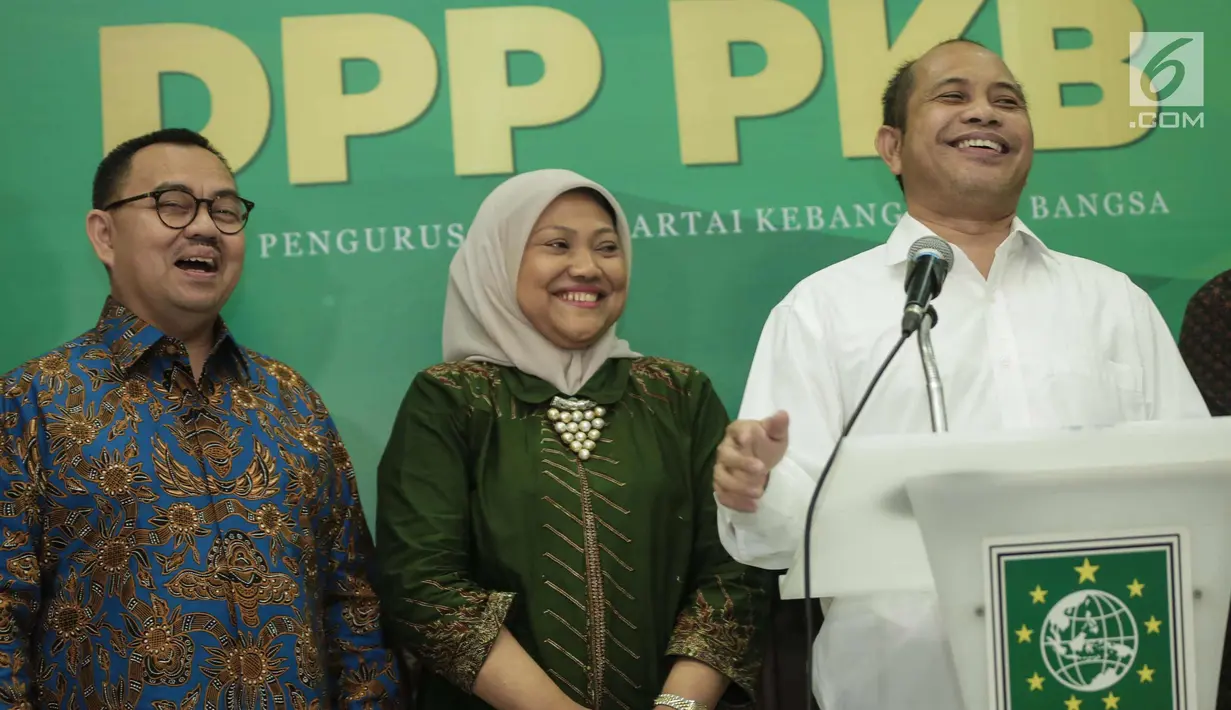 Ketua Tim Pemenangan Pemilu PKB, Marwan Jafar (kanan) memberikan dukungan kepada pasangan Bakal Cagub dan Cawagub Jawa Tengah, Sudirman Said dan Ida Fauziah di Jakarta, Selasa (9/1). (Liputan6.com/Faizal Fanani)