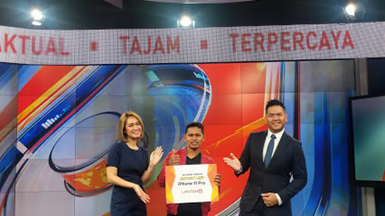 Penyerahan hadiah kepada pemenang kuis Cek Fakta Liputan6. (Liputan6.com/Tania Suganda)