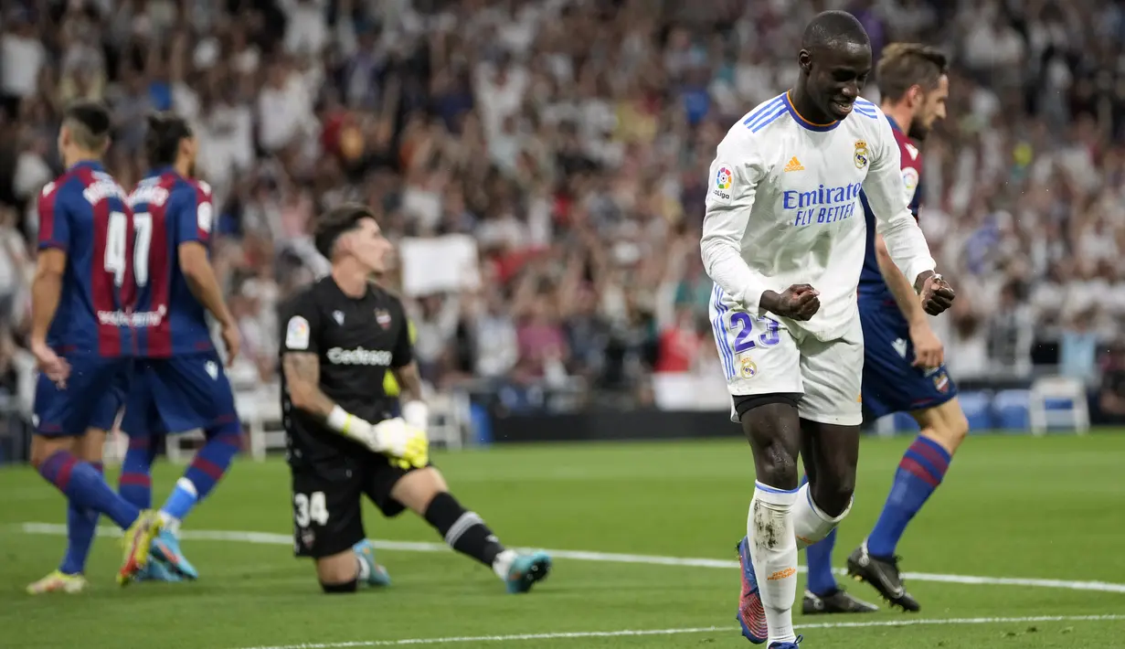 Pemain Real Madrid Ferland Mendy melakukan selebrasi usai mencetak gol ke gawang Levante pada pertandingan sepak bola La Liga Spanyol di Stadion Santiago Bernabeu, Madrid, 12 Mei 2022. Real Madrid menang 6-0. (AP Photo/Manu Fernandez)
