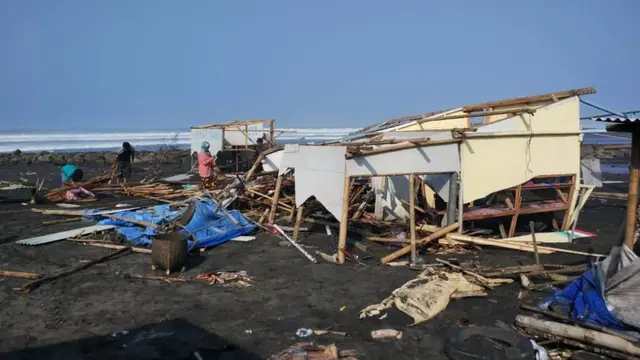 Ratusan bedeng pedagang di Cilacap rusak akibat terjangan gelombang tinggi, Juli 2018 lalu. (Foto: Liputan6.com/BPBD CLP/Muhamad Ridlo)