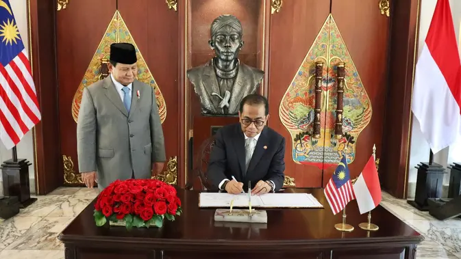 Menhan RI Prabowo Subianto bertemu Menhan baru Malaysia, Yang Mulia Dato' Seri Mohamed Khaled Nordin di Kantor Kemenhan RI. (Foto: Istimewa).html