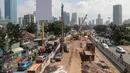 Pembangunan underpass atau terowongan Mampang Prapatan-Kuningan, Jakarta Selatan, mulai dikerjakan, Jumat (24/3). Proyek yang diperkirakan menelan biaya Rp200 miliar tersebut ditargetkan rampung pada akhir tahun 2017. (Liputan6.com/Faizal Fanani)
