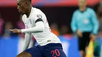 Gelandang Inggris, Callum Hudson-Odoi menggiring bola selama bertanding melawan  Republik Ceko pada grup A babak kualifikasi Euro 2020 di stadion Wembley di London (22/3). Inggris menang telak atas Ceko 5-0. (AP Photo/Tim Irlandia)