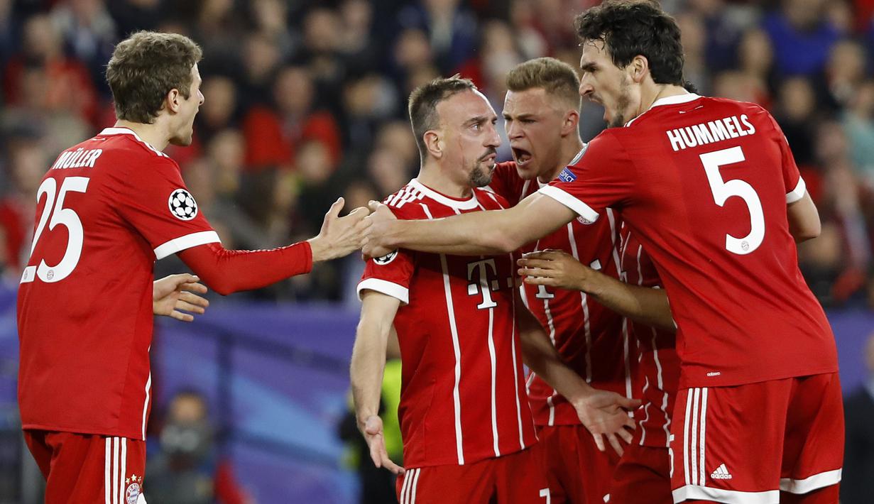 Pemain Bayern merayakan gol ke gawang Sevilla pada leg pertama Liga Champions di Sanchez Pizjuan stadium, Seville, (3/4/2018) waktu setempat. Beyern menang 2-1. (AP/Miguel Morenatti)