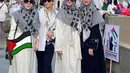Kerudung dengan motif sorban juga dikenakan oleh Mulan Jameela. Ia pun tampil dengan baju putihnya. [@mulanjameela1]