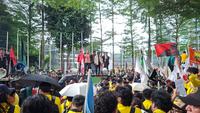 Mahasiswa demo Hardiknas di depan gedung Kementerian Pendidikan Tinggi, Sains, dan Teknologi (Kemdiktisaintek). (Liputan6.com/Riefqy Alief)